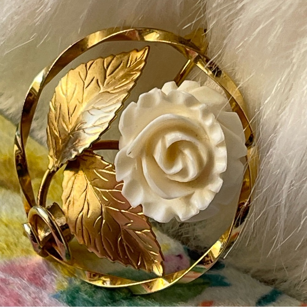 K.L | 12k Gold Filled White Celluloid Flower Rose Brooch Pin with Gold Leaves